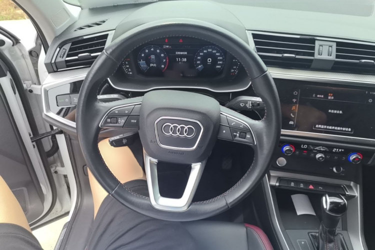 Audi Q3 2020 car image #15