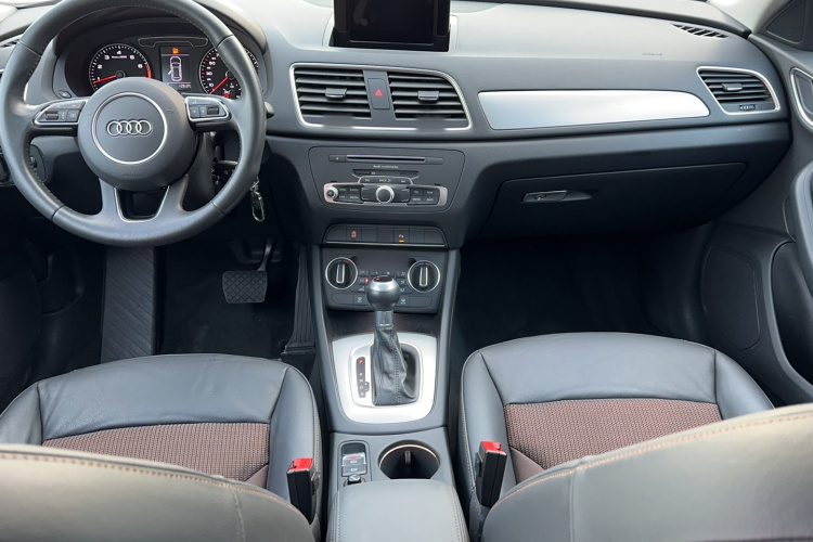 Audi Q3 2018 car image #11