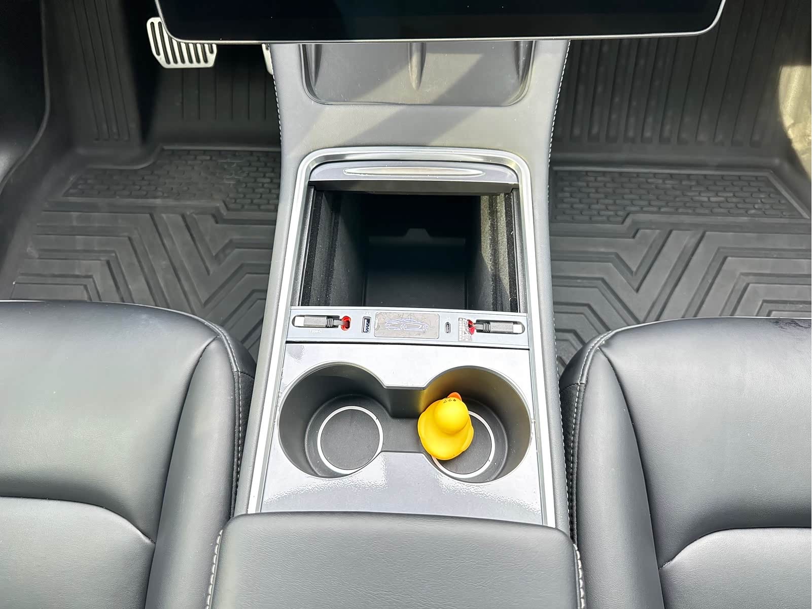 Tesla Model Y 2023 car image #17