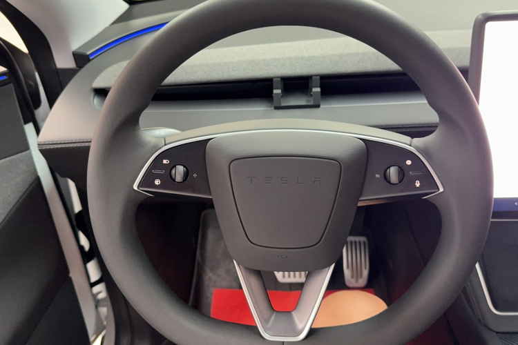 Tesla Model Y 2025 car image #12