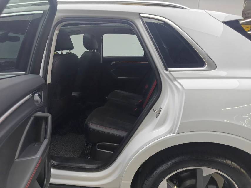 Audi Q3 2019 car image #8