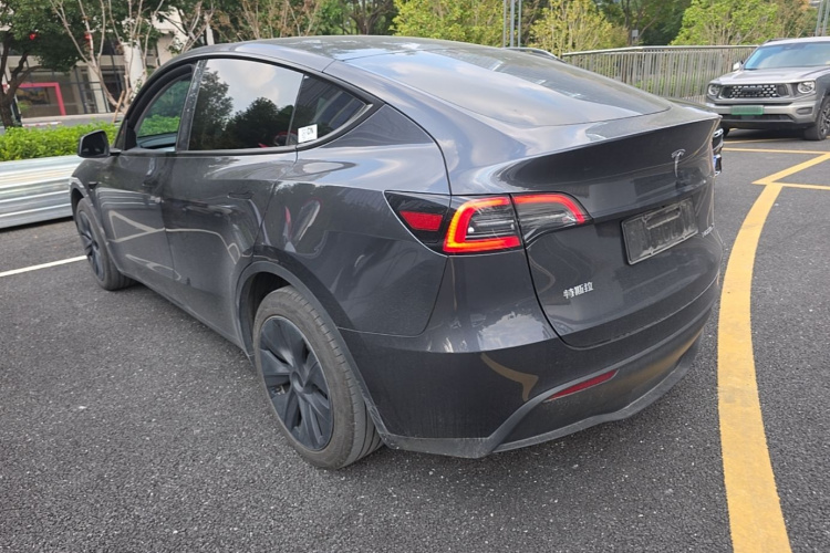 Tesla Model Y 2024 #5 Tesla Model Y 2024 car image #5