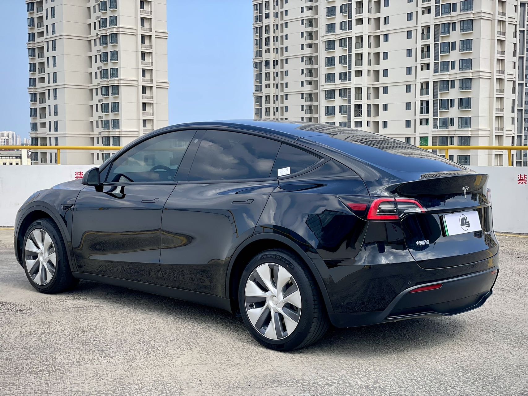 Tesla Model Y 2023 #4 Tesla Model Y 2023 car image #4
