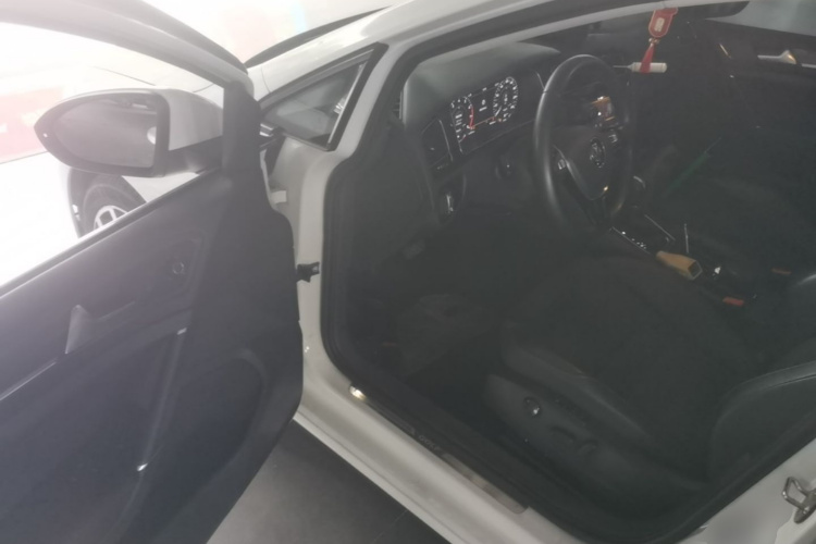 Volkswagen Golf 2020 car image #16