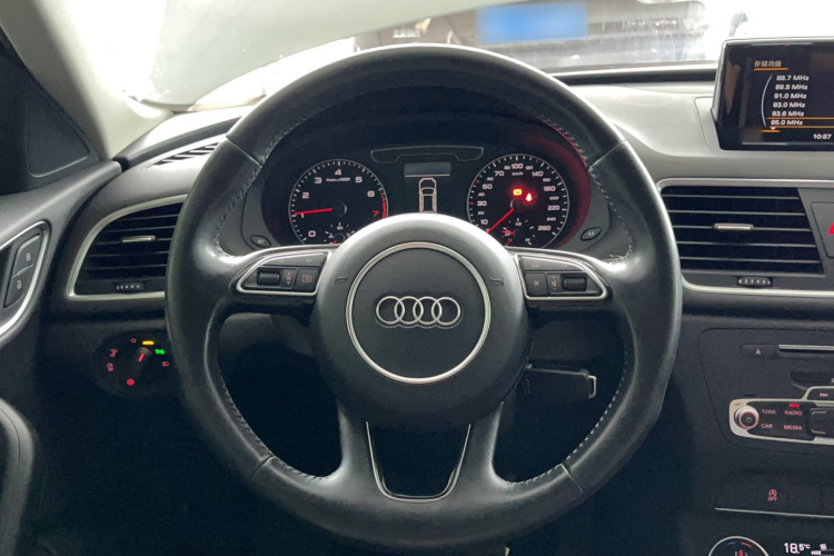 Audi Q3 2017 car image #15