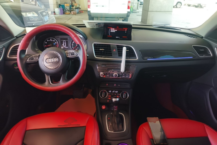 Audi Q3 2018 car image #11