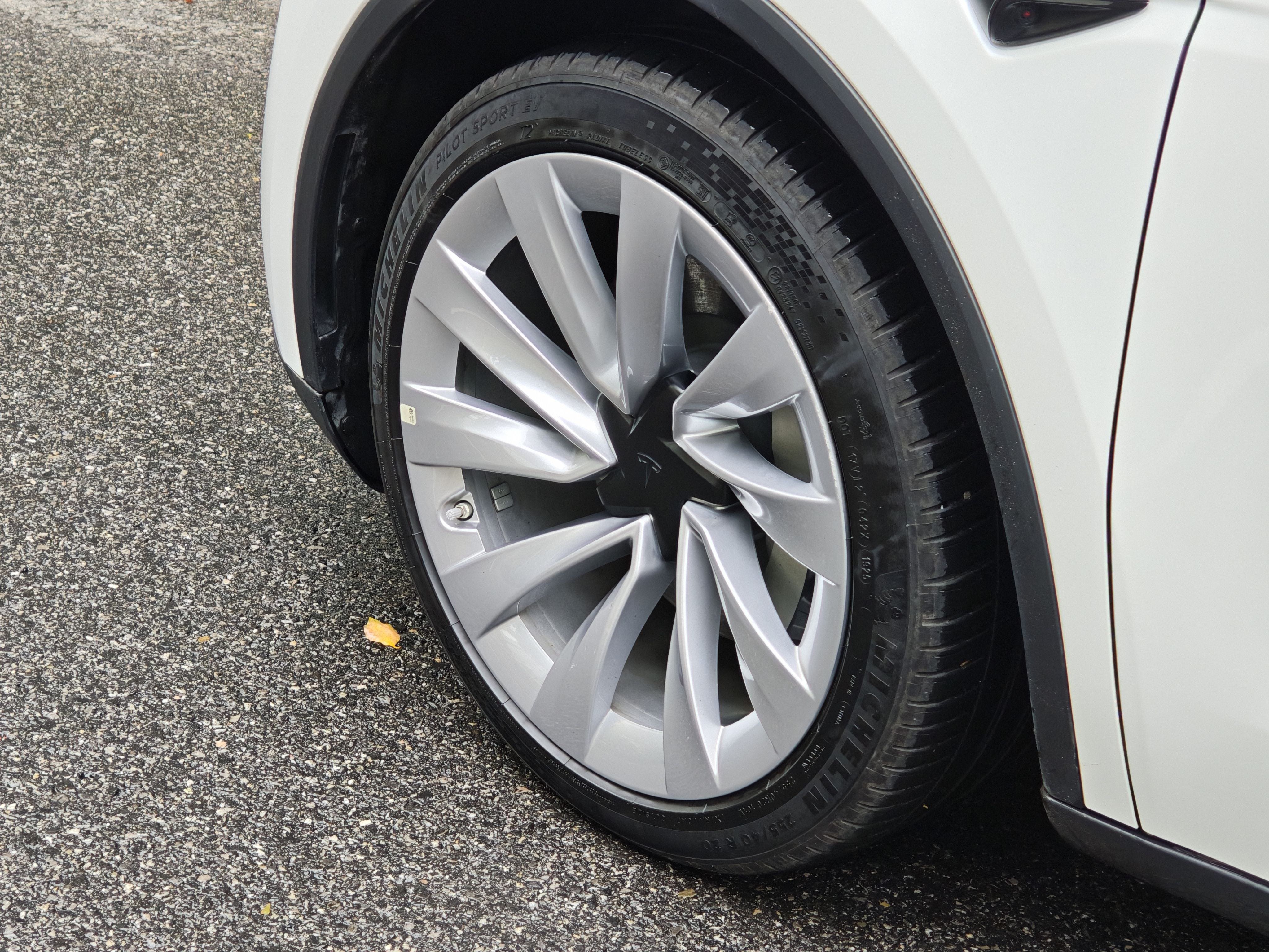 Tesla Model Y 2025 #13 Tesla Model Y 2025 car image #13