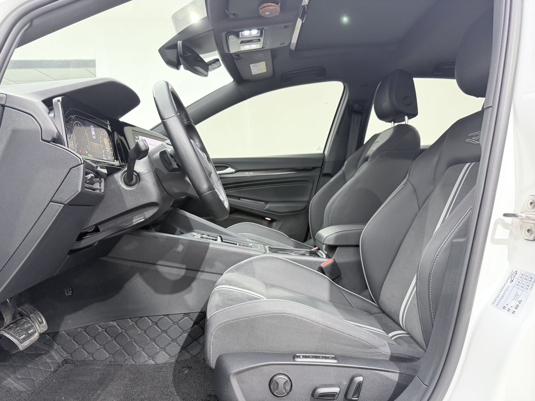 Volkswagen Golf 2022 car image #7