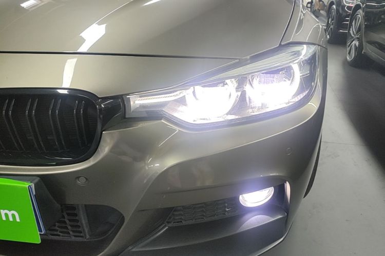 BMW 3 Series 2018 car image #23
