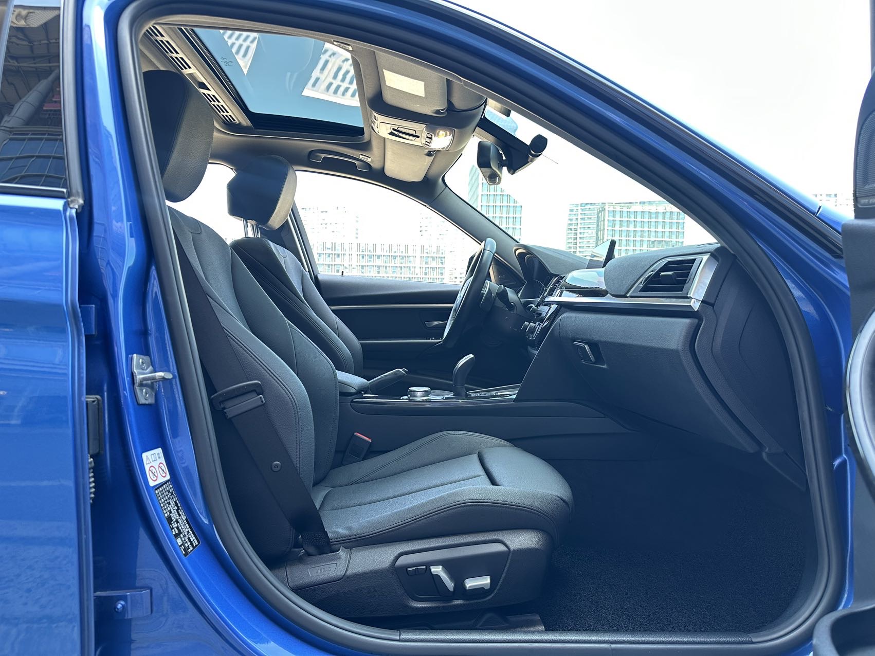 BMW 3 Series 2018 car image #21