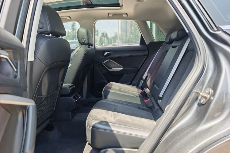 Audi Q3 2020 car image #17