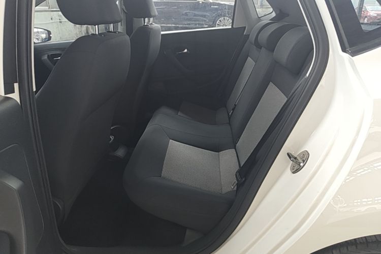 Volkswagen Polo 2016 car image #17