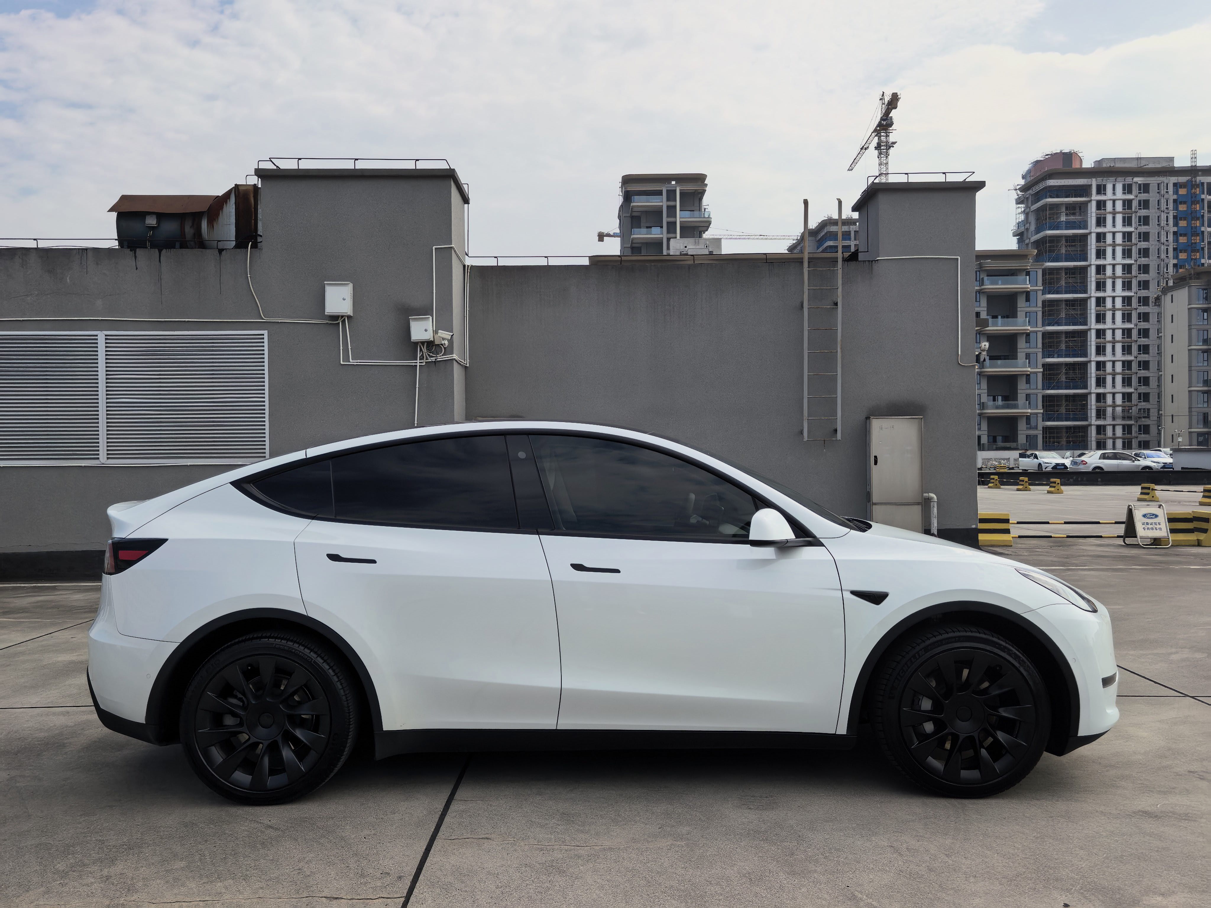 Tesla Model Y 2023 car image #4