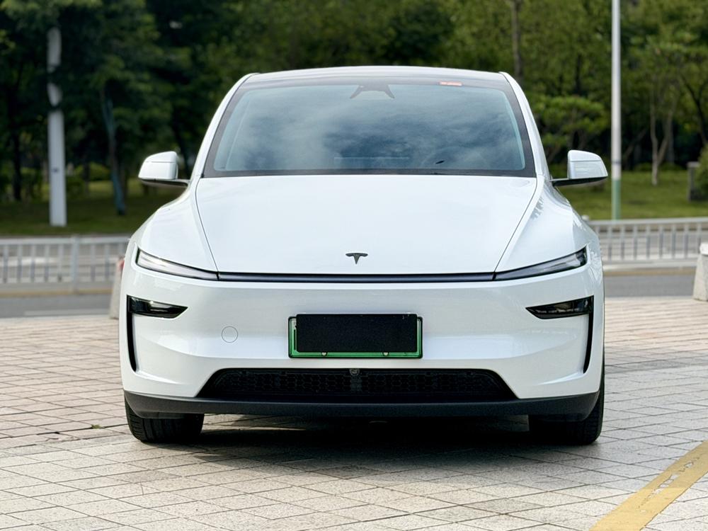 Tesla Model Y 2025 #2 Tesla Model Y 2025 car image #2