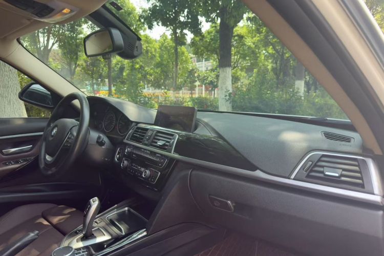 BMW 3 Series 2019 car image #23