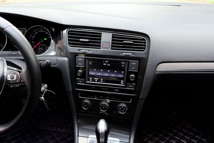 Volkswagen Golf 2018 car image #13