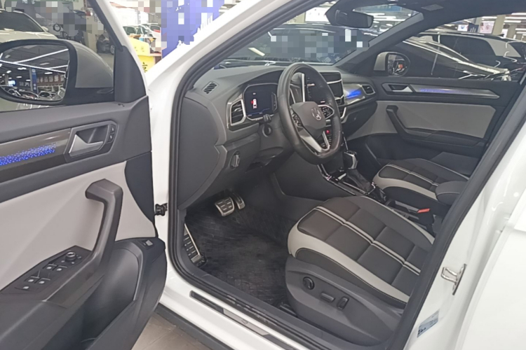 Volkswagen T-Roc 2024 car image #12