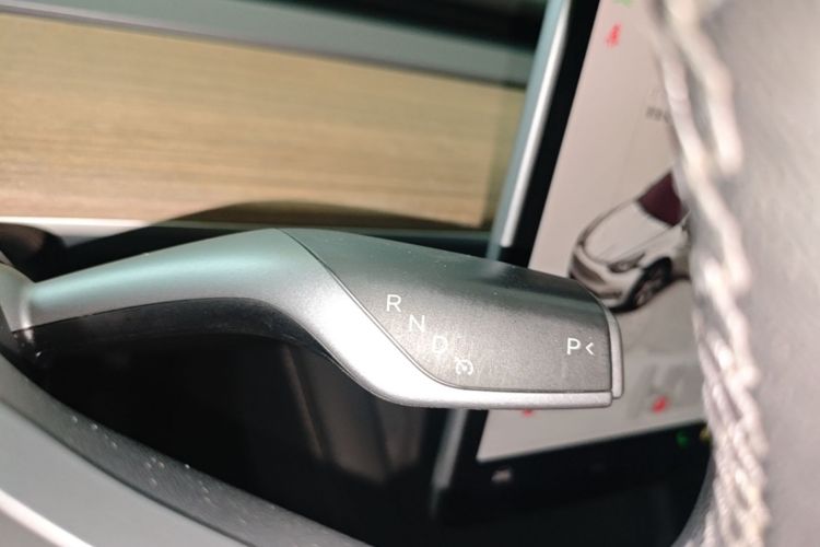Tesla Model Y 2022 car image #18