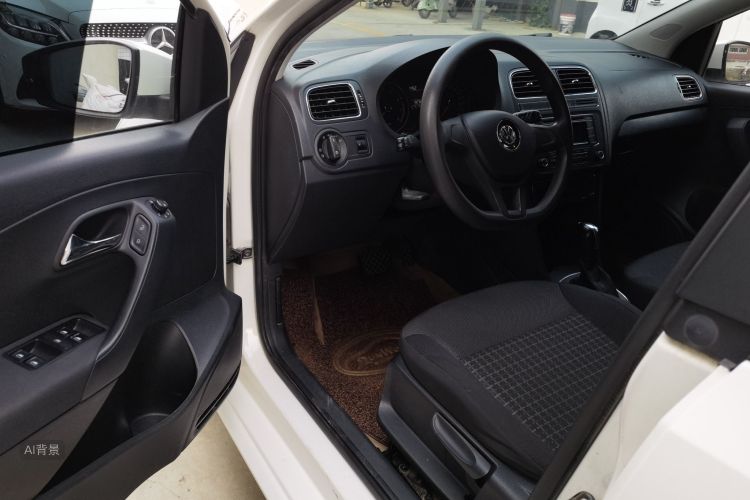 Volkswagen Polo 2015 car image #18