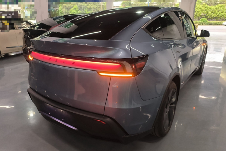 Tesla Model Y 2025 #7 Tesla Model Y 2025 car image #7