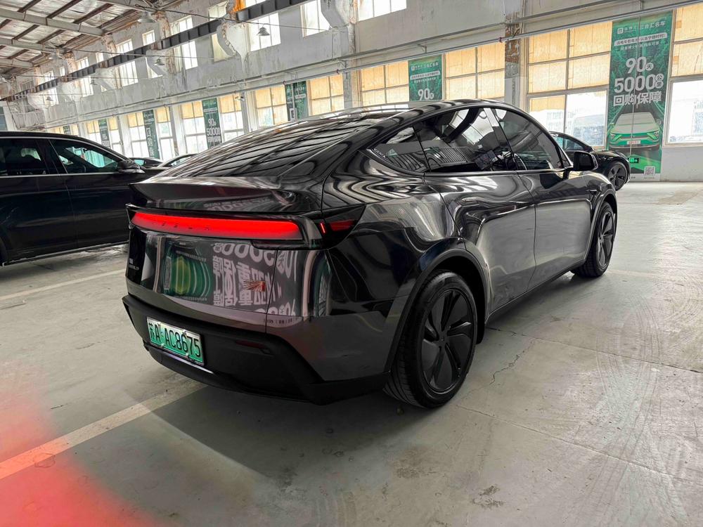 Tesla Model Y 2025 #2 Tesla Model Y 2025 car image #2