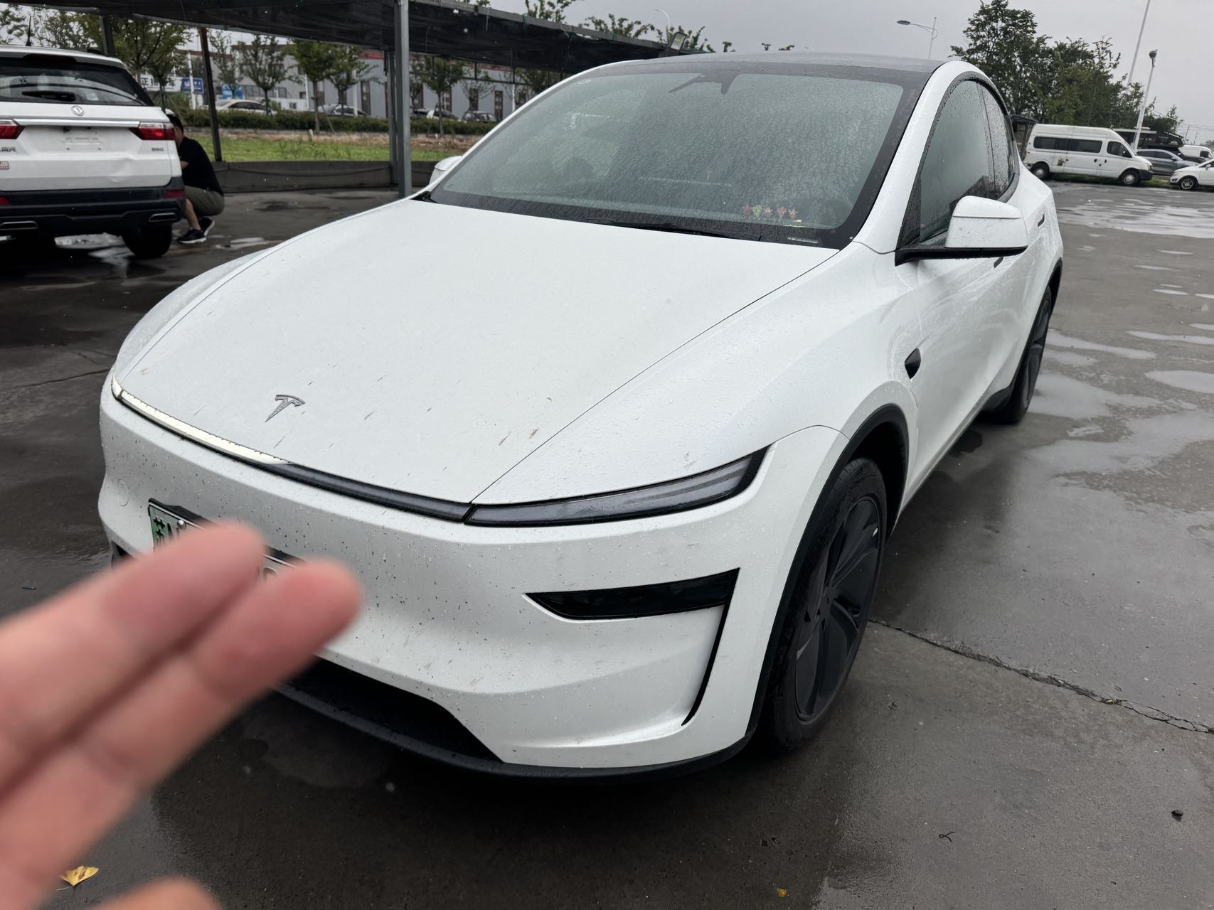 Tesla Model Y 2026 immagine di auto 