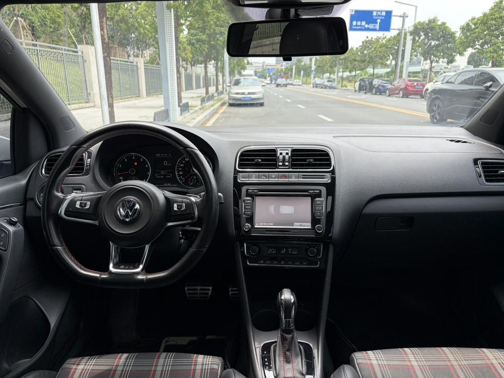 Volkswagen Polo 2015 car image #15
