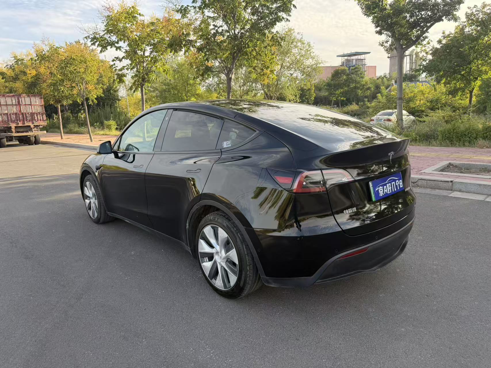 Tesla Model Y 2023 #8 Tesla Model Y 2023 car image #8