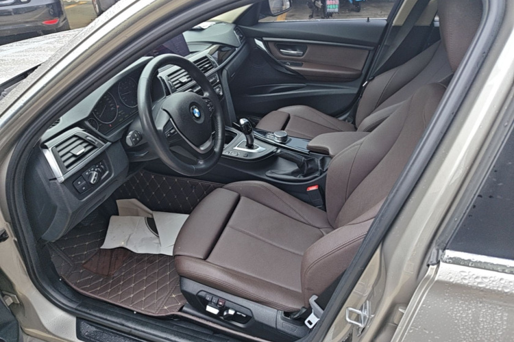 BMW 3 Series 2019 car image #15