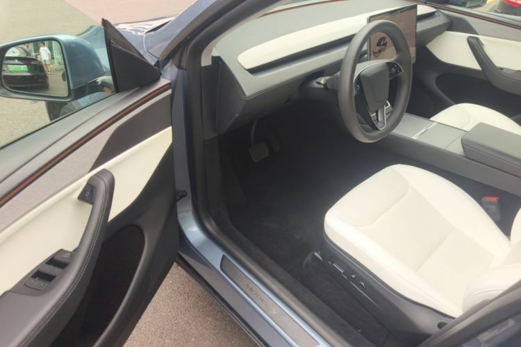 Tesla Model Y 2025 #16 Tesla Model Y 2025 car image #16