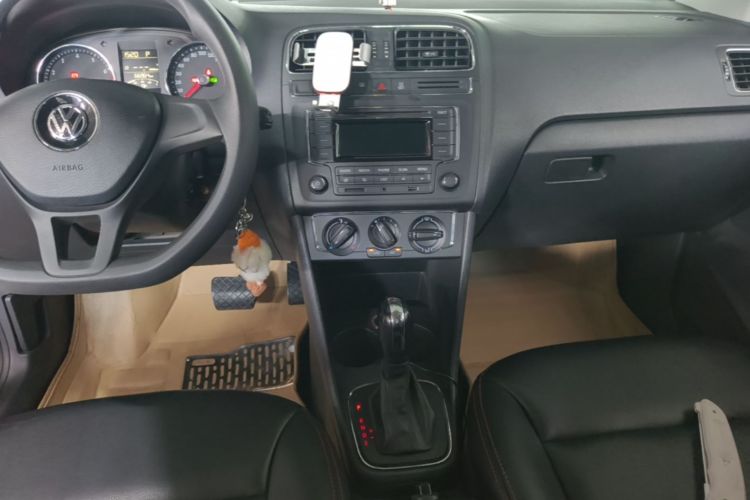 Volkswagen Polo 2015 car image #13