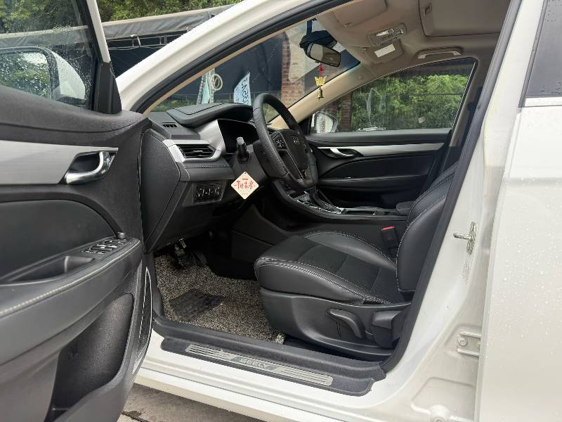 GEELY Emgrand 2019 car image #9
