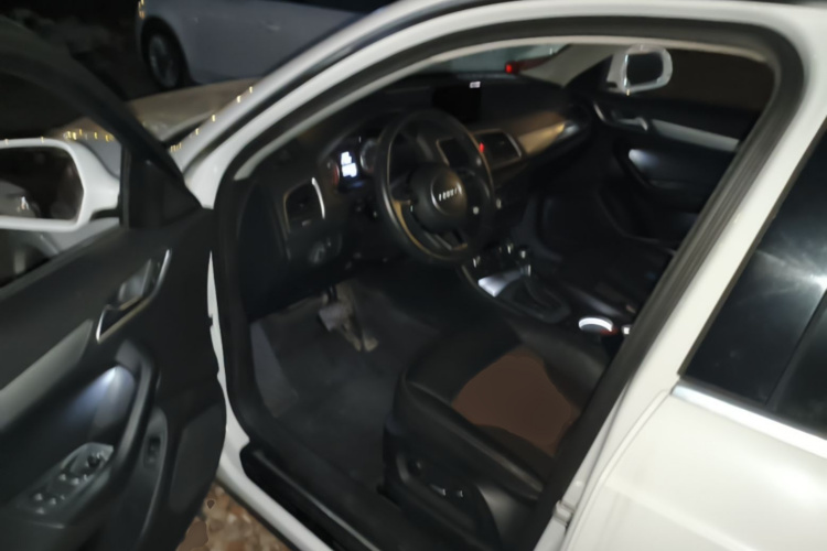 Audi Q3 2018 immagine di auto #16