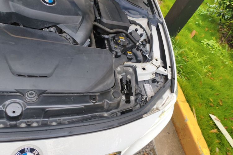 BMW 3 Series 2018 car image #25