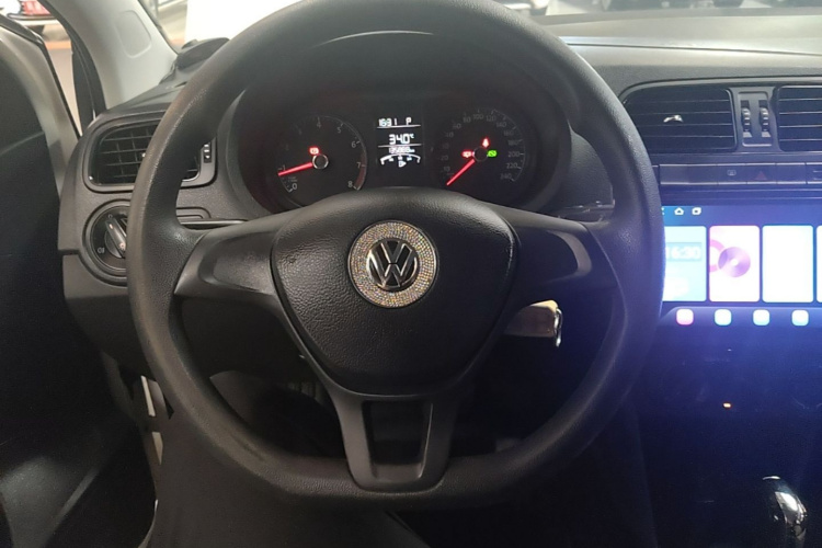 Volkswagen Polo 2017 car image #11