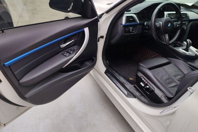 BMW 3 Series 2018 car image #16