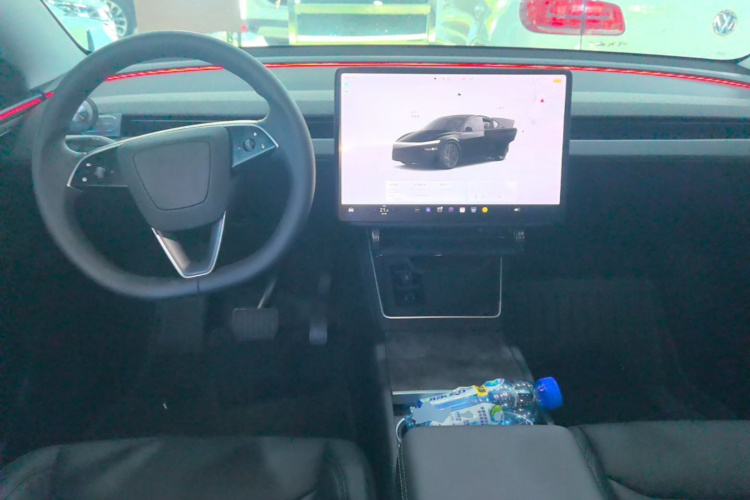 Tesla Model Y 2025 immagine di auto #10
