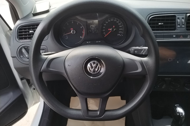 Volkswagen Polo 2018 car image #11