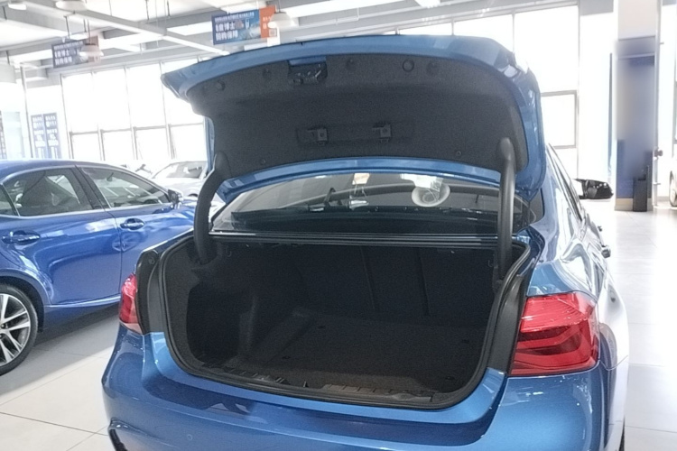 BMW 3 Series 2019 car image #19