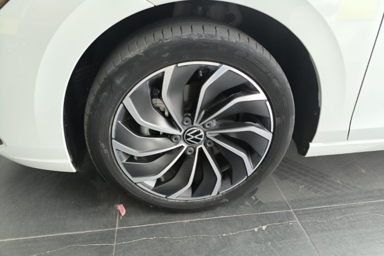 Volkswagen Golf 2023 car image #9
