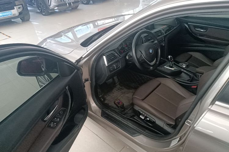 BMW 3 Series 2019 immagine di auto #16