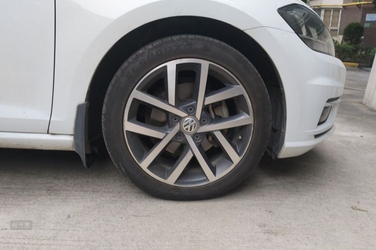 Volkswagen Golf 2020 car image #9