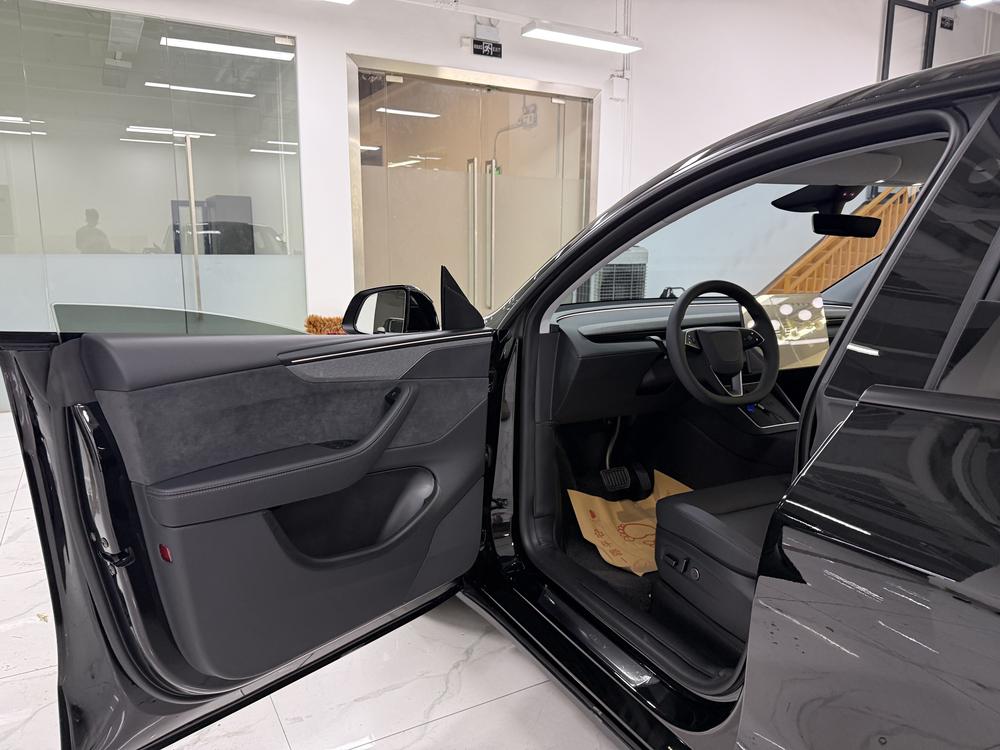Tesla Model Y 2025 immagine di auto #17