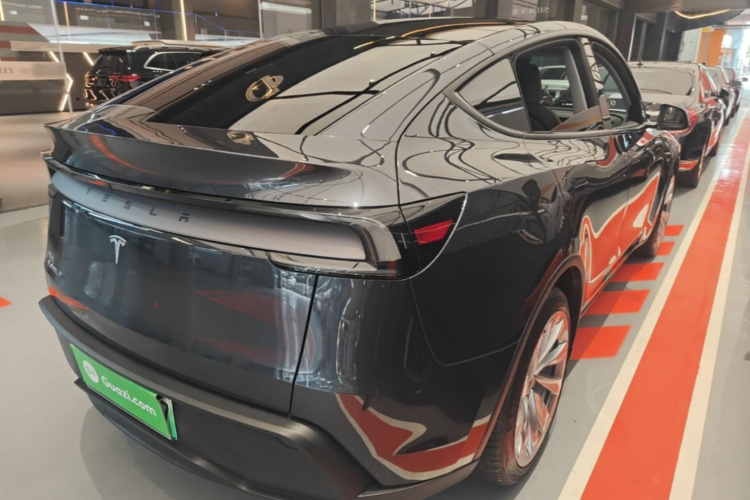 Tesla Model Y 2025 #7 Tesla Model Y 2025 car image #7