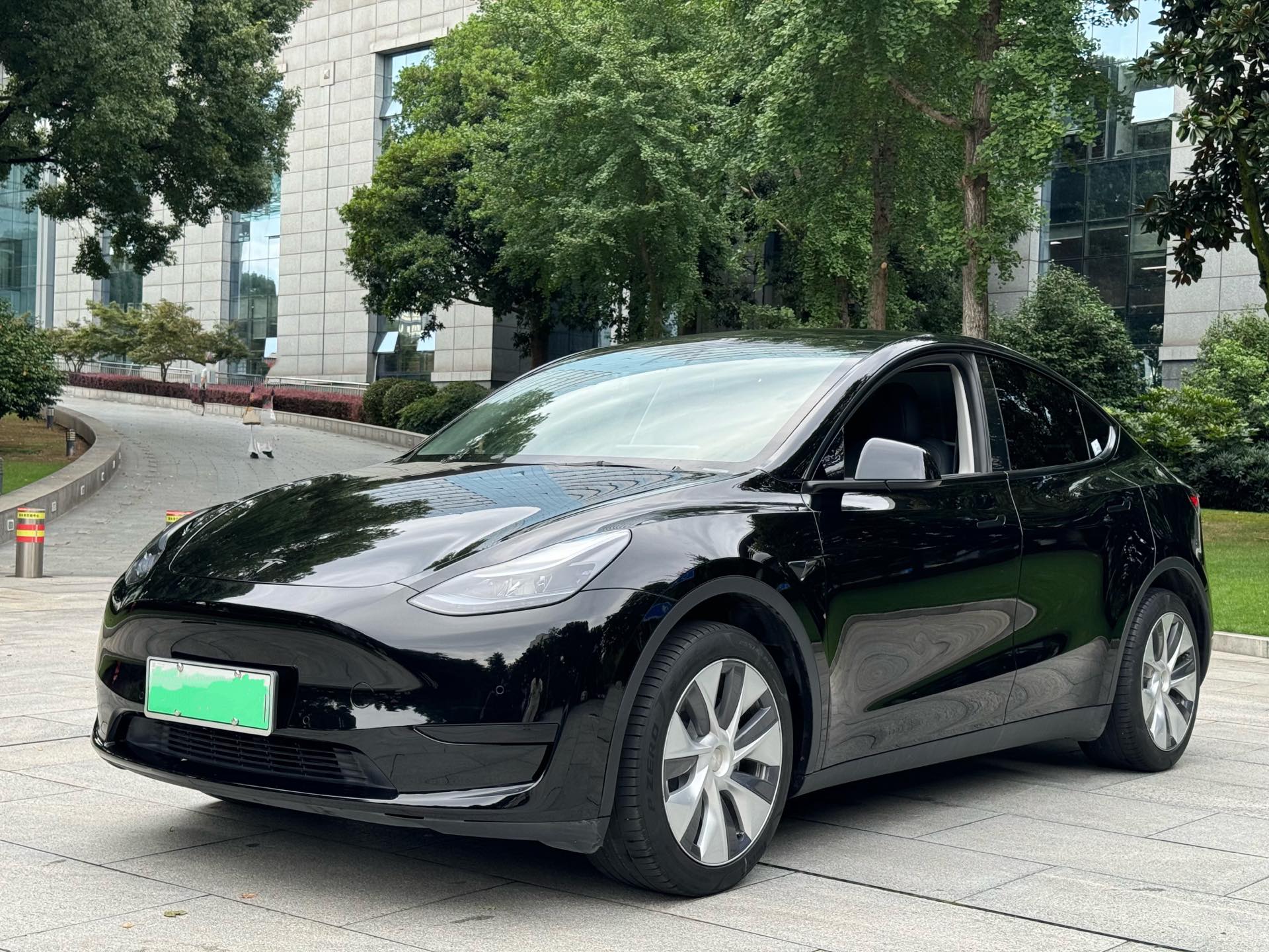 Tesla Model Y 2023 car image 