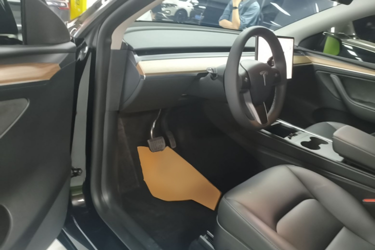 Tesla Model Y 2023 car image #12