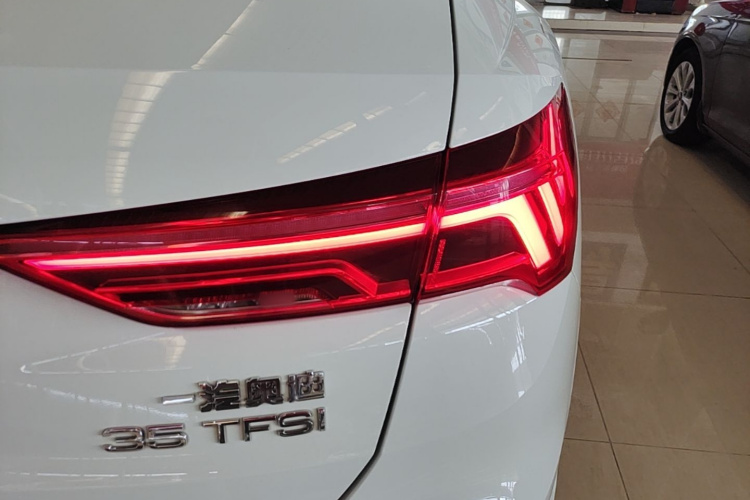 Audi Q3 2019 car image #8