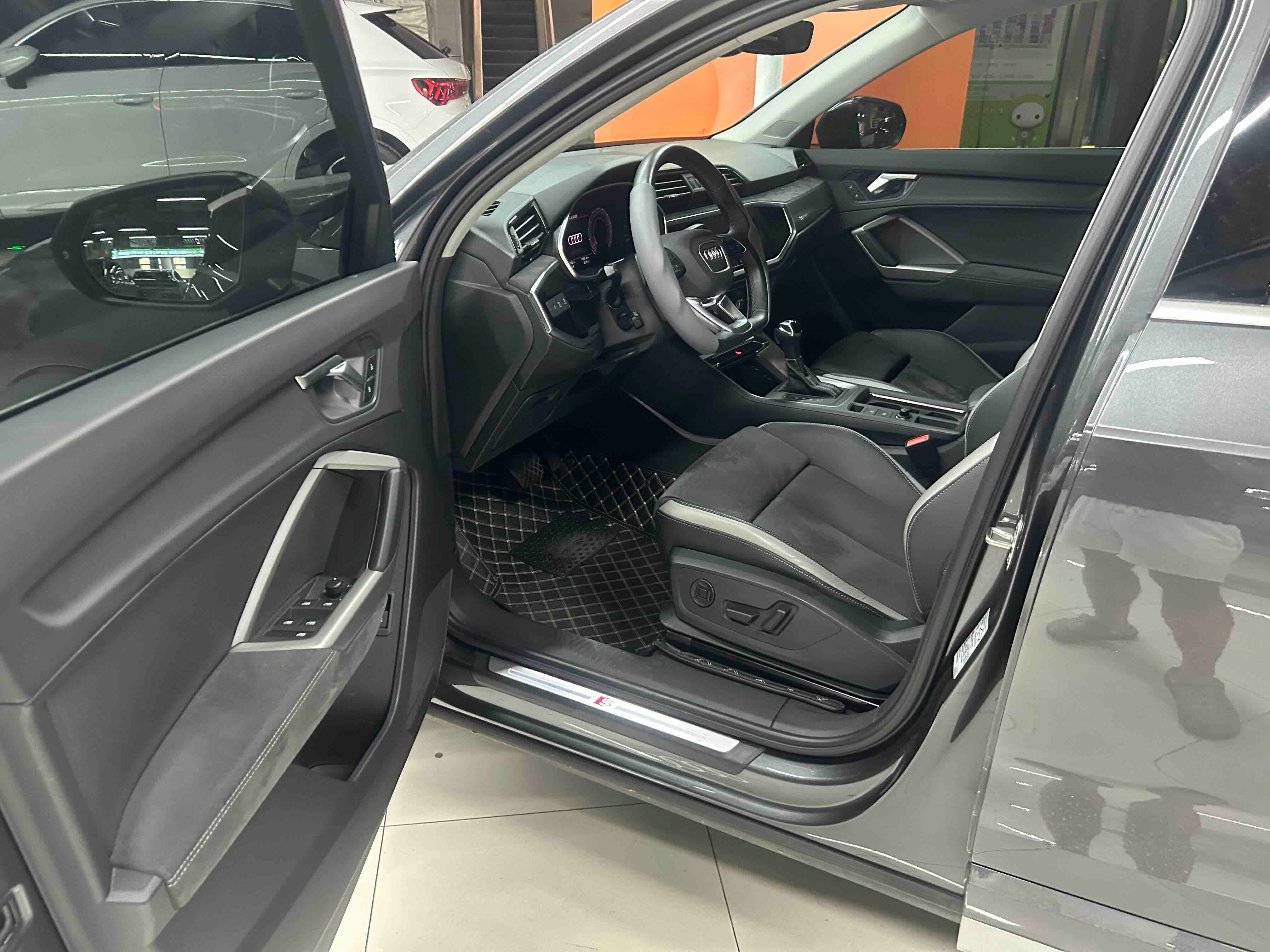 Audi Q3 2023 car image #8
