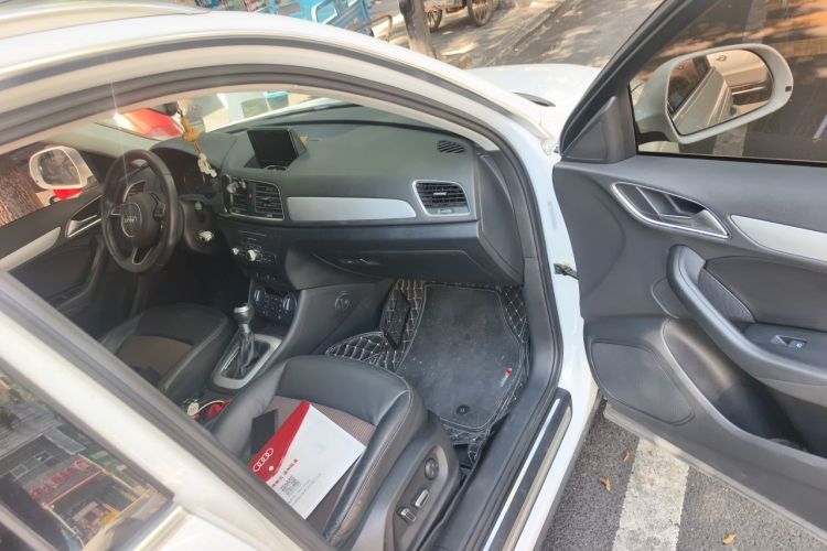 Audi Q3 2018 car image #21