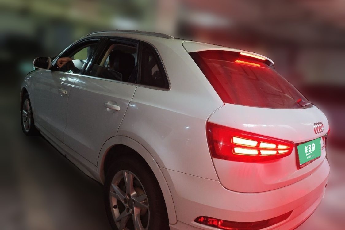 Audi Q3 2018 car image #3